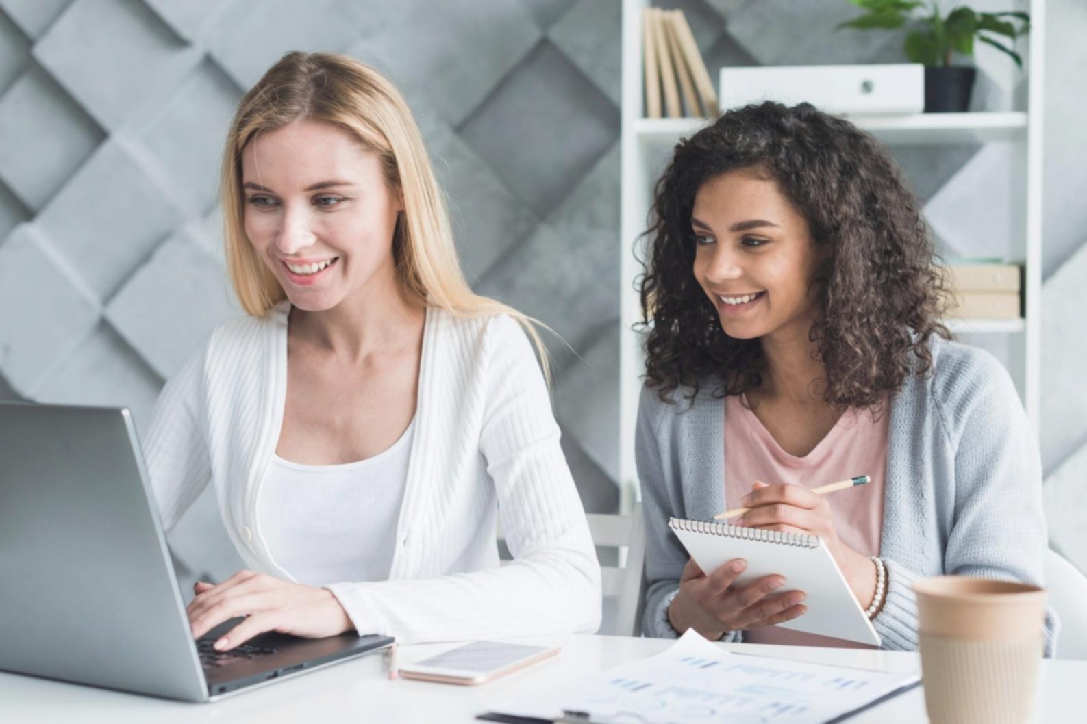 Étudiant travaillant sur analyse financière