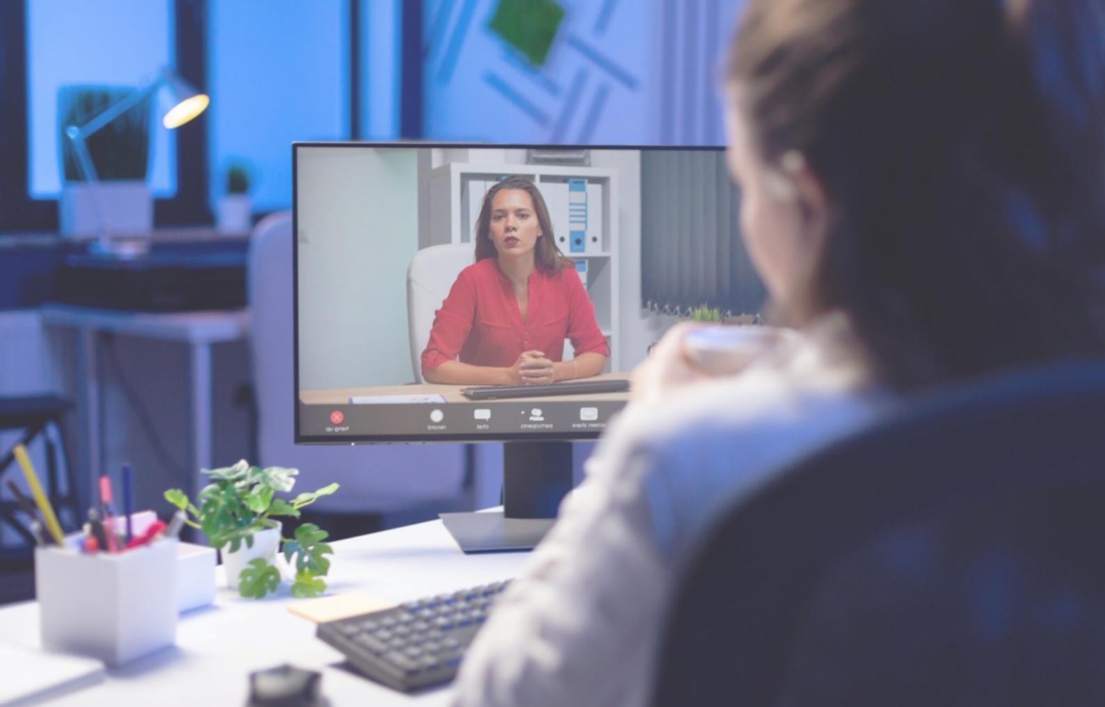 Équipe étudiante en session de travail collaboratif